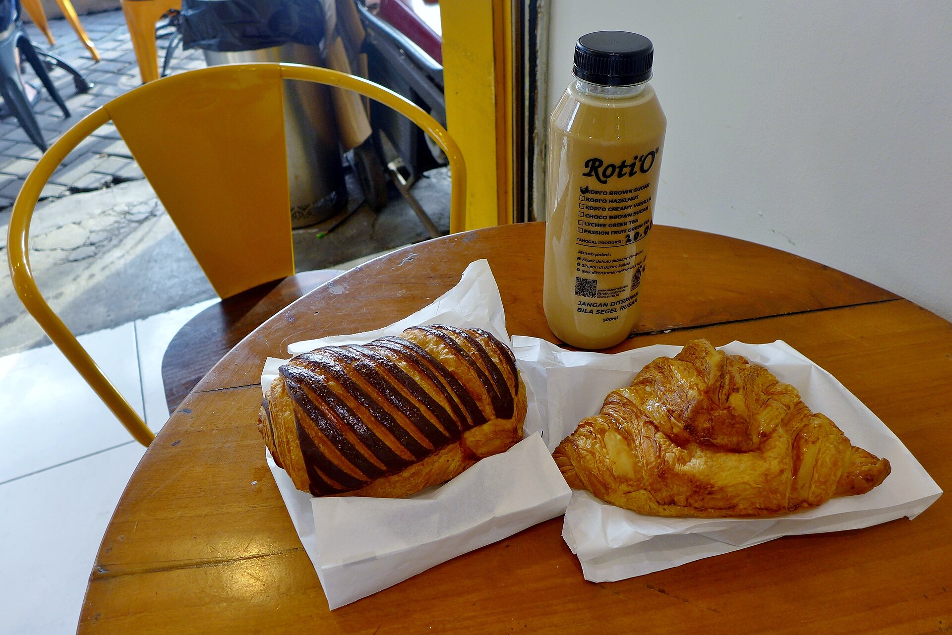 Kaffekalas utomhus | Kaffekalas: Pastries with coffee Roti'O Surabaya Pasarturi 01